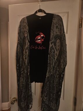 Upcycled Mix And Maych lack Tee with Red Lip Graphic & Gray Paisley Kimono